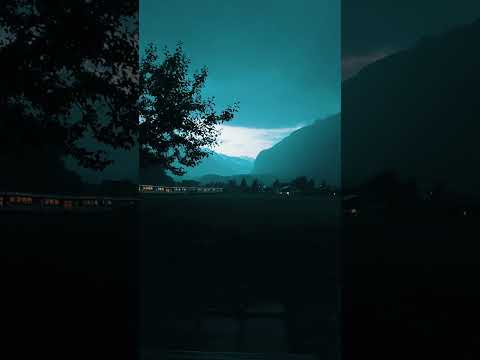 لحظة ساحرة قطار وسط جبال سويسرا وعاصفة رعدية! | A Magical Swiss Train Through Thunderstorm ⛈️ #short