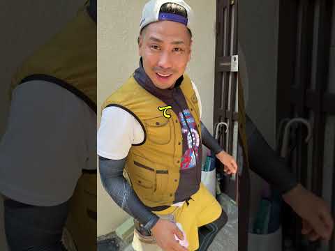 ラブブ付けながら仕事する職人
