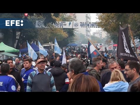 Manifestações contra o ajuste promovido por Milei marcam o 1º de Maio na Argentina