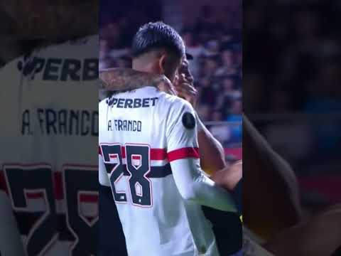 ¡EL GRAN GESTO DE ALAN FRANCO EN LA COPA! El defensor de Sao Paulo llevó a upa a Joao Rojas