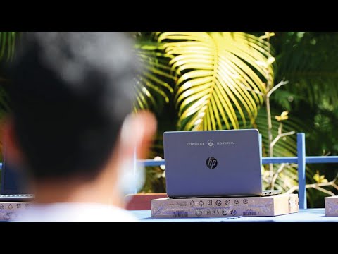 Subsecretario de Innovación entrega computadoras enviadas por el Gobierno