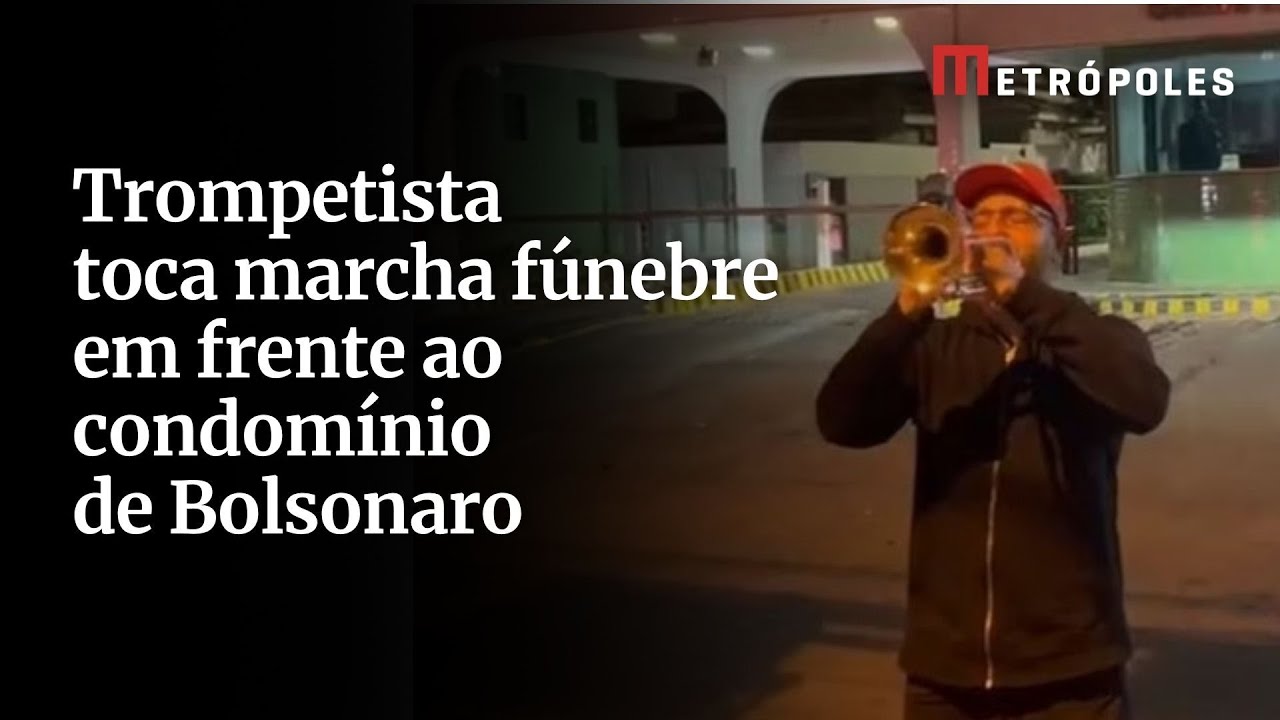 Trompetista toca marcha fúnebre em frente ao condomínio de Bolsonaro