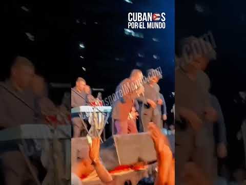 Músico cubano Cándido Fabré dedica un estribillo a Otaola durante concierto en Camagüey