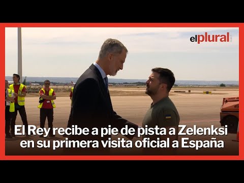 El Rey recibe a pie de pista a Zelenksi en su primera visita oficial a España