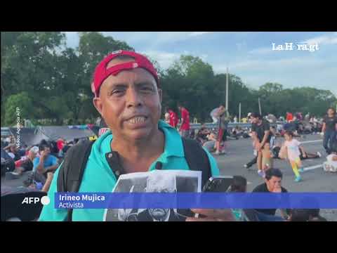 Migrantes bloquean carretera en México para exigir permisos de tránsito hacia EE. UU.