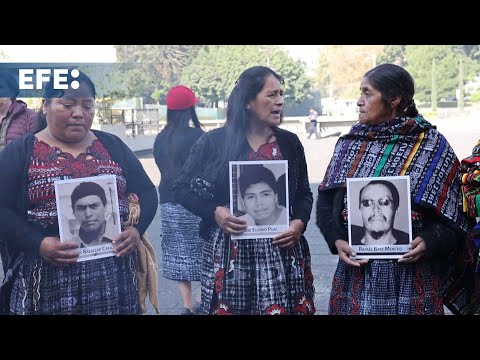 Familiares de indígenas asesinados en Guatemala esperan condena contra militares acusados de la masa