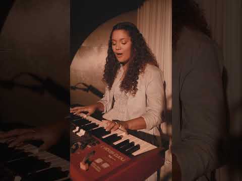 Saiuuu o 1º vídeo de algumas canções que @mariahsantosoficial preparou para vocês! Assista Agora!