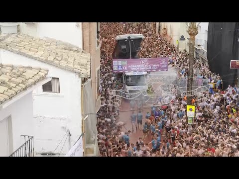 Cerca de 18.000 personas toman Buñol para teñir las calles de rojo en su Tomatina