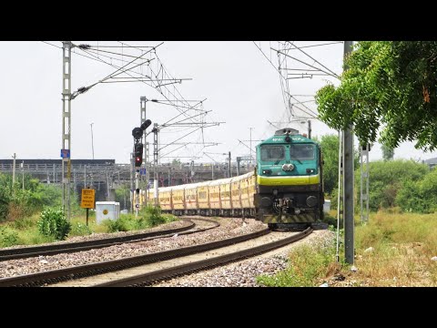 14215 Ganga Gomti Express with LKO WDP4D accelerating towards Dilkusha cabin