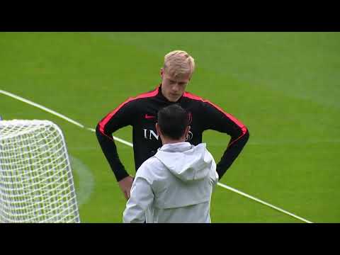 Oranje in high spirits in training before departing to Greece.