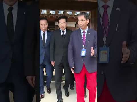 장동혁 <strong>사뿐사뿐</strong> "육영수 생가 방문때" ㄷㄷㄷ #웃긴짤
