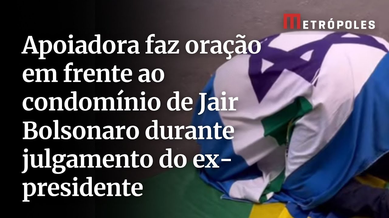 Apoiadora faz oração em frente ao condomínio de Jair Bolsonaro durante julgamento do ex-presidente