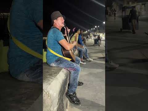 Noche MUSICAL en el MALECÓN de La Habana: GITARRISTA interpreta famoso tema de José Luis Perales