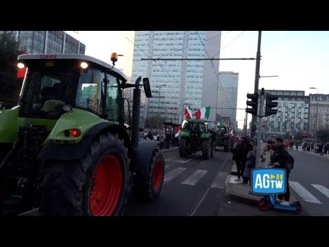 Milano, la protesta dei trattori arriva sotto il Pirellone