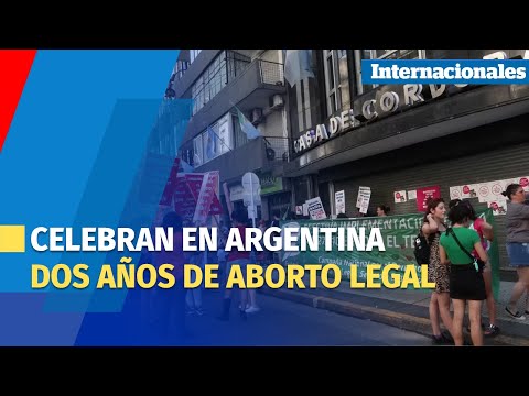 Con pañuelazos y actos en redes, celebran en Argentina dos años de aborto legal