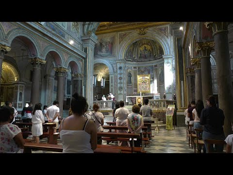 Latinos rezan juntos en Roma por víctimas del coronavirus en sus países