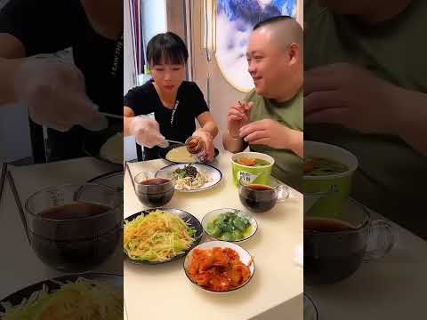 蠢老公想讓我吃芥末可樂，我偷偷調換位置，他自己被辣哭了