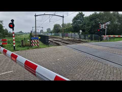 Trein passeert overweg in Heukelom bij Berkel-Enschot