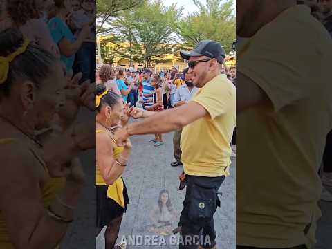 Yajaira moviendo el cuchumbo con el turista #PlazaLibertad #viral #shorts #paraty