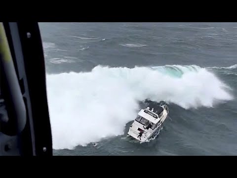فيديو: خفر السواحل الأمريكي ينقذ رجلا في مشهد درامي قذفت الأمواج العالية قاربا سرقه