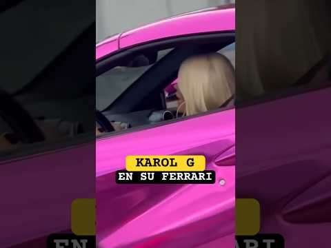 Karol G (Momento Incómodo) En Su Ferrari Rosa Por Miami