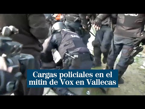 Cargas policiales tras el lanzamiento de objetos a los asistentes al mitin de Vox en Vallecas