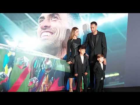 Sergio Busquets posando com su familia en el día de su despedida del FC BARCELONA