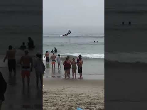 Avioneta aterriza en plena playa y causa tremendo susto entre los bañistas - Telemedellín