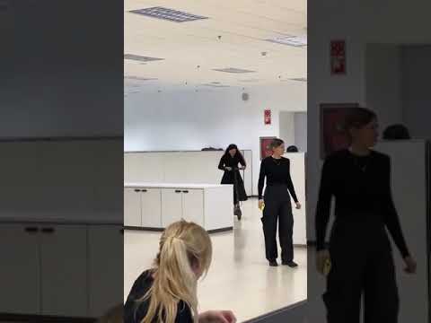 Rosalía recorre en patinete las oficinas de Inditex, en A Coruña #galicia