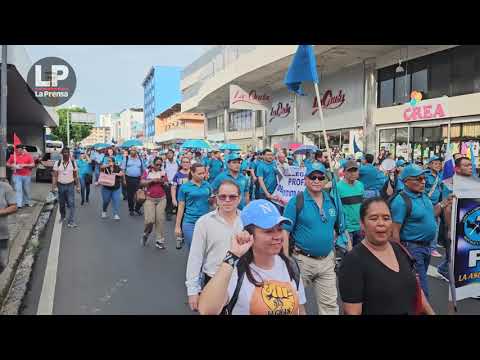 Gremios de educadores marchan a la presidencia de la República