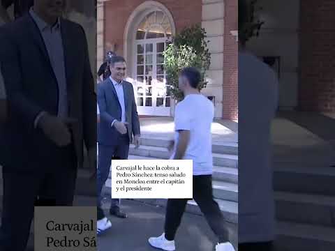 Carvajal le hace la cobra a Pedro Sánchez: tenso saludo en Moncloa entre el capitán y el presidente