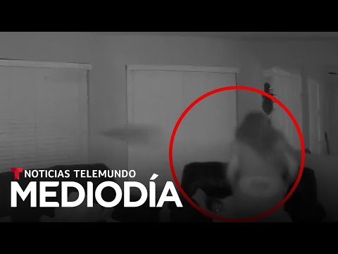 Insólito video de una madre salvando a su hijo mientras balas perforan su casa | Noticias Telemundo