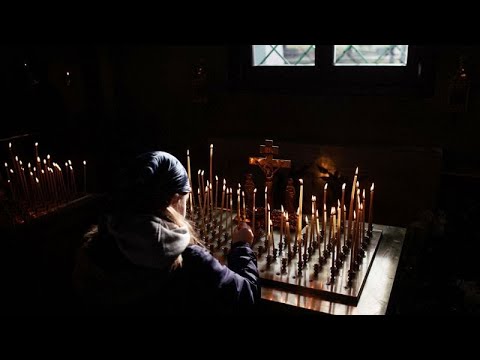 Missa de Natal na cidade ucraniana de Mukachevo num símbolo de união à luz das velas
