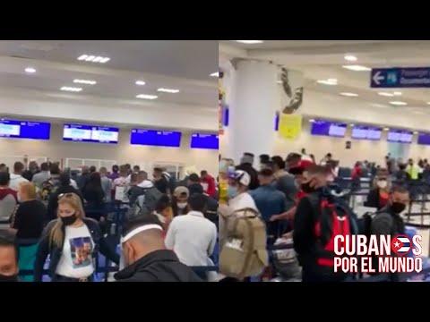 Continúa el desastre de Viva Aerobús: Cubanos de Miami con destino Camagüey, varados en Cancún