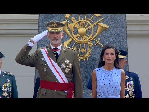 Leonor jura bandera en Zaragoza acompañada del Rey Felipe VI y de la Reina Letizia