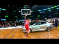 Blake Griffin salta por encima de un coche