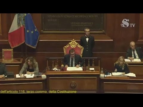 Ok all’Autonomia differenziata, dai banchi dell’opposizione parte l’inno di Mameli