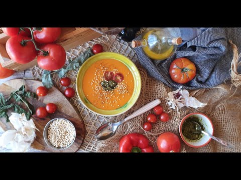 Sopa de tomate y Pimiento con pesto y quinoa suflada