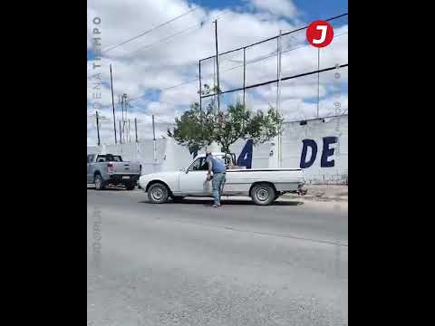 Otro problema por gallos y gallinas: Le rompió el auto a su amigo porque no le daba huevos