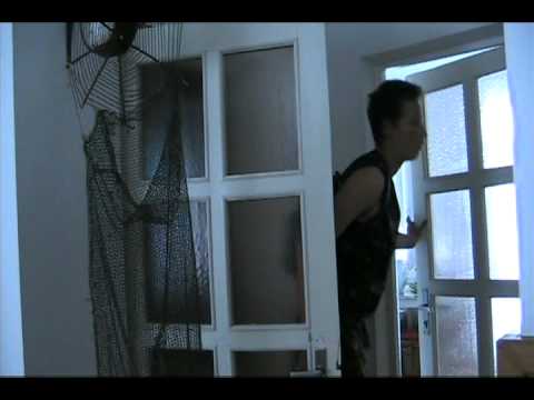Video: -Užrakinai duris? - -Ne o kas?
