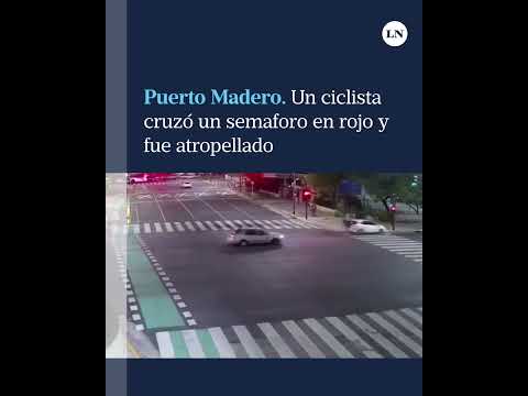 El impactante choque de un auto a un ciclista que cruzó el semáforo en rojo en Puerto Madero