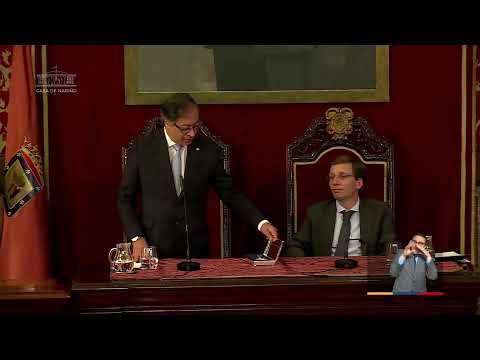 Entrega de la llave de oro de la ciudad de Madrid, por parte del Alcalde José Luis Martínez-Almeida