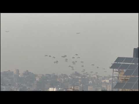 Des avions larguent de l'aide humanitaire au-dessus de la ville de Gaza | AFP Images