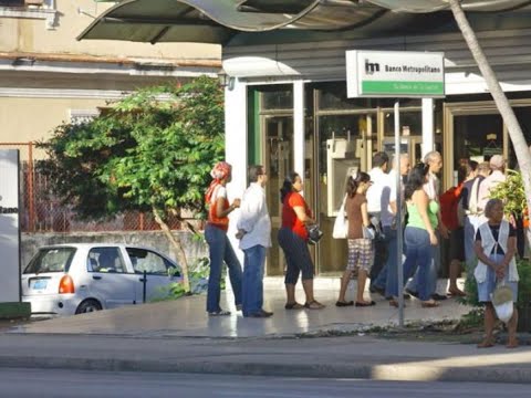 Info Martí | El régimen cubano intenta paliar el malestar social con créditos en pesos nacionales