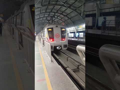 夜のホームを発車していくインド・デリーメトロの電車 delhi metro yellow line train departure #インド電車 #delhimetro #デリーメトロ