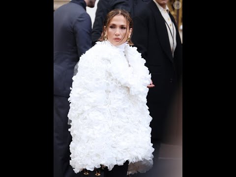 PHOTOS Jennifer Lopez dégaine d'improbables lunettes, Zendaya ose la micro-frange au défilé Schiap