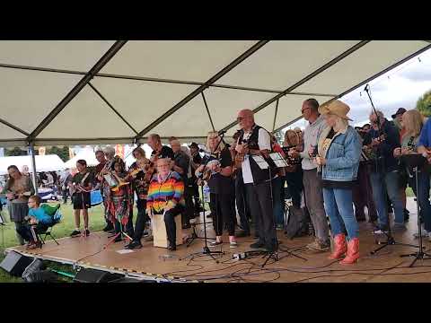 The Shropshire Ukulele Massive at Shrewsbury Folk Festival 2023 01 Achy Breaky Heart