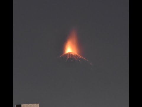 Turistas buscan subir a volcanes pese a fase eruptiva