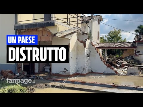 Alluvione Emilia Romagna: "Della mia casa a Traversara mi resta un album di foto pieno di fango"