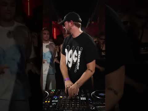 DJ Seinfeld drops Defected classic 'Get Get Down' at his Boiler Room set in Sydney! 🔥